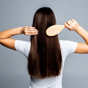 曾經有一把烏黑嘅頭髮我唔識珍惜，到左失去先嚟後悔…